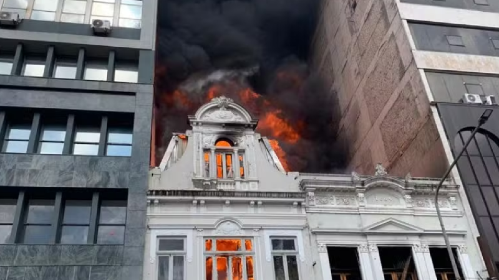 Um incêndio de grandes proporções atingiu, na tarde desta quarta-feira (5/11), dois estabelecimentos comerciais localizados em prédios...