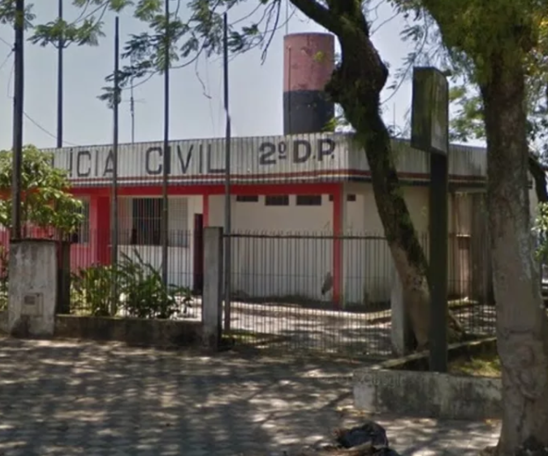 Uma mulher de 43 anos foi presa em flagrante após matar o próprio pai, um idoso de 75 anos, a tiros durante um surto psicótico.