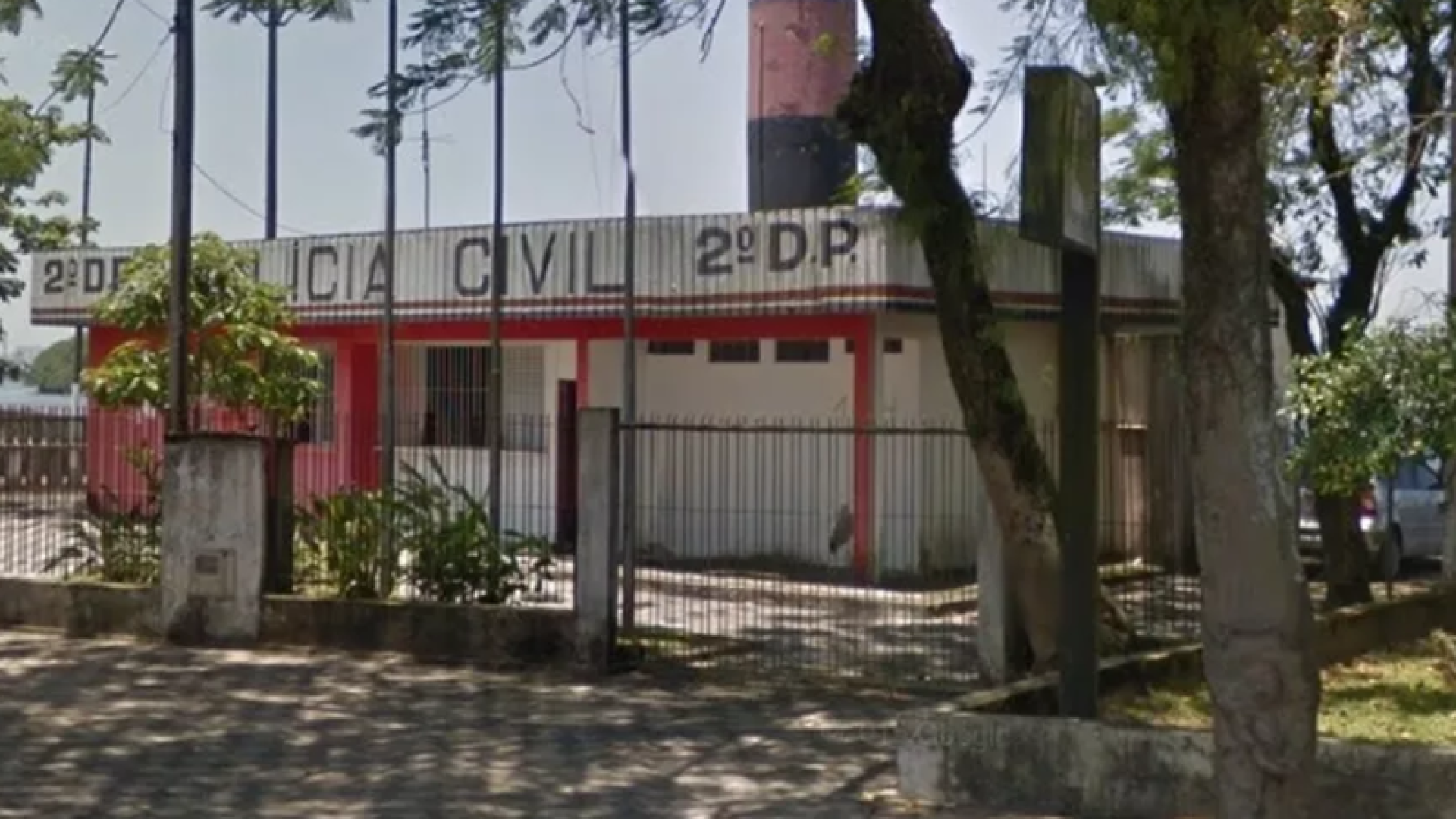 Uma mulher de 43 anos foi presa em flagrante após matar o próprio pai, um idoso de 75 anos, a tiros durante um surto psicótico.