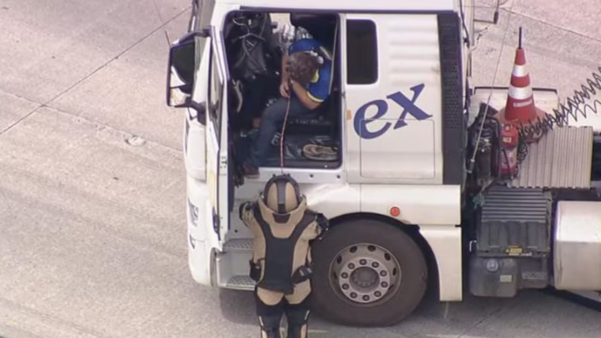 O motorista de um caminhão sequestrado na manhã desta quarta-feira (12) no Rodoanel, em Itapecerica da Serra (SP)...