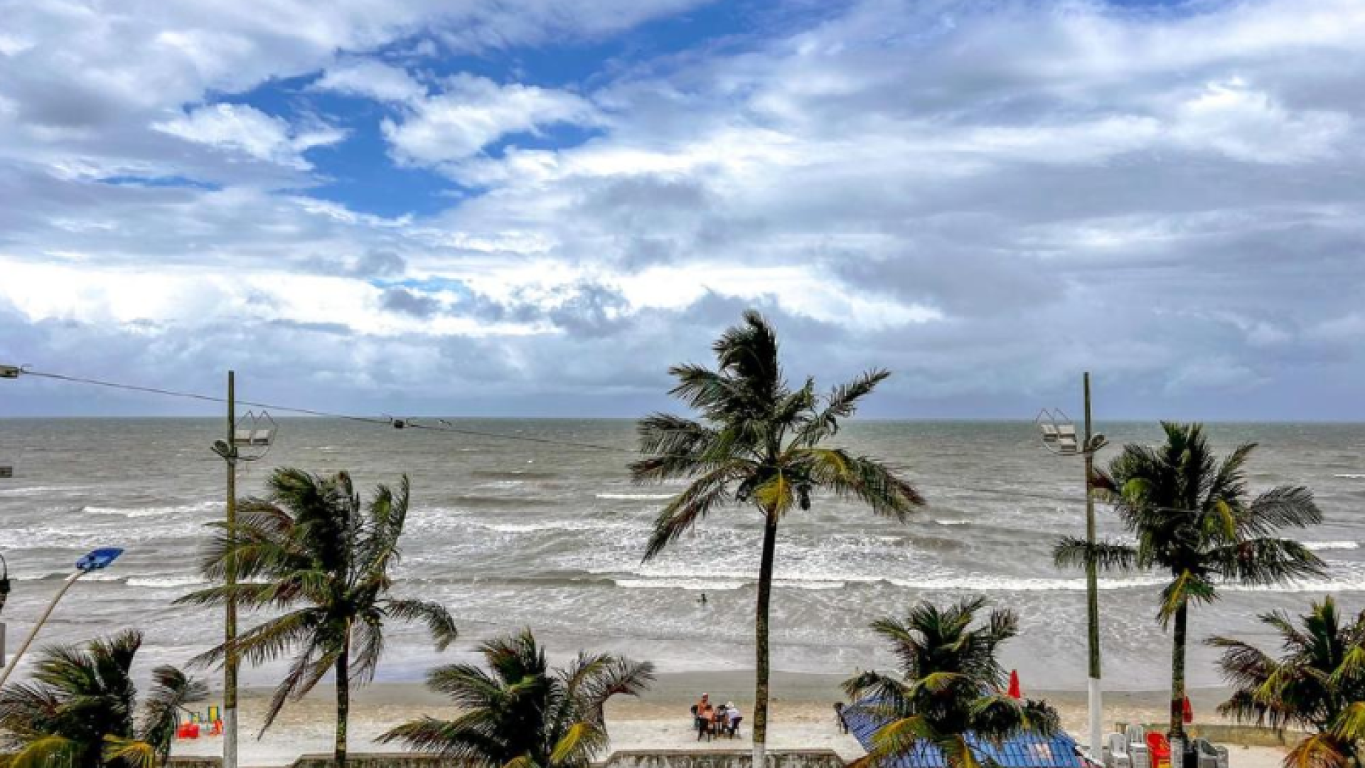 A balneabilidade no litoral de São Paulo voltou ao centro do debate após todas as praias de Praia Grande e Mongaguá...
