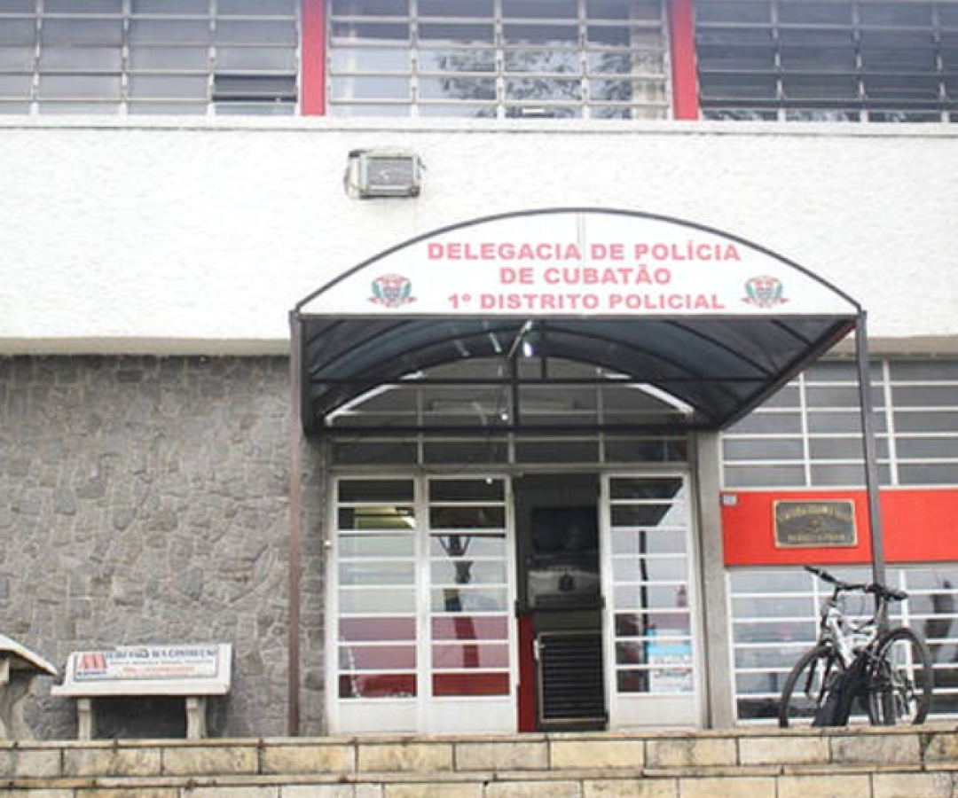 Uma mulher de 43 anos confessou, nesta segunda-feira (10), ter matado o pai, de 75, durante um surto psicótico, em Cubatão...