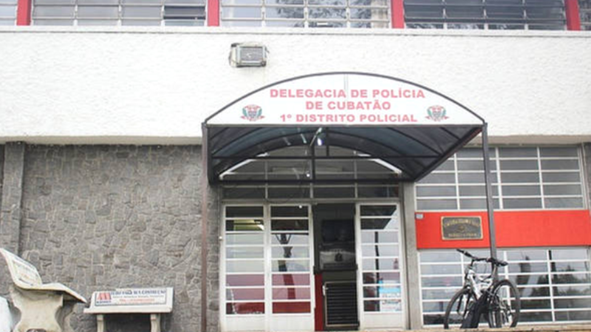 Uma mulher de 43 anos confessou, nesta segunda-feira (10), ter matado o pai, de 75, durante um surto psicótico, em Cubatão...