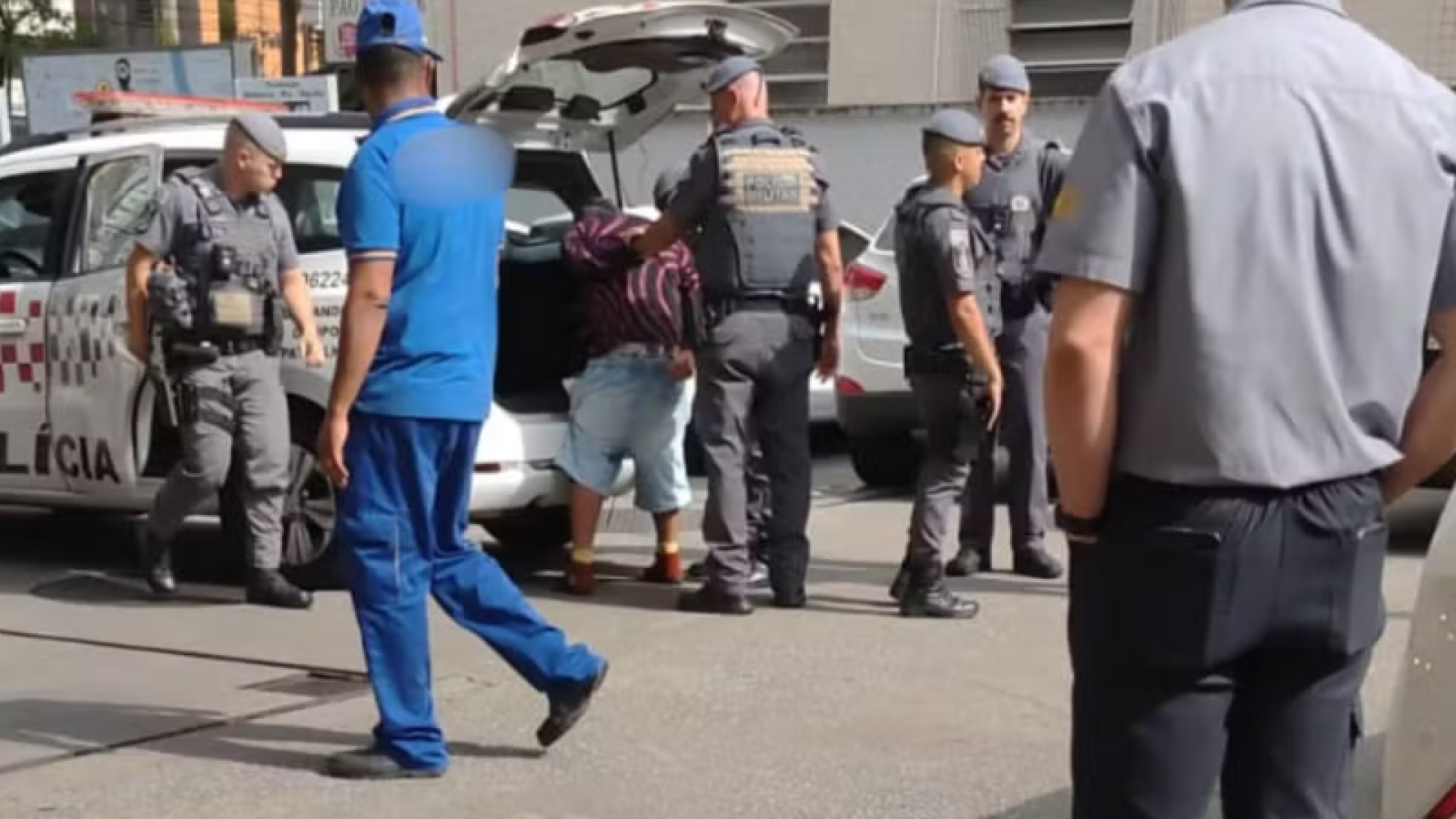 Um homem de 58 anos foi preso em flagrante por importunação sexual após agredir uma funcionária de 21 anos dentro...