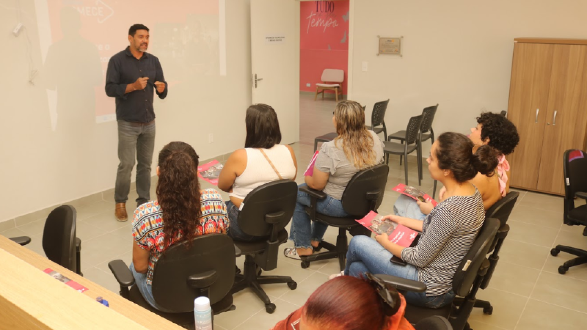 A Casa da Mulher de Santos, na Vila Mathias, promoveu nesta quinta-feira (13) mais um curso gratuito de capacitação voltado à área...