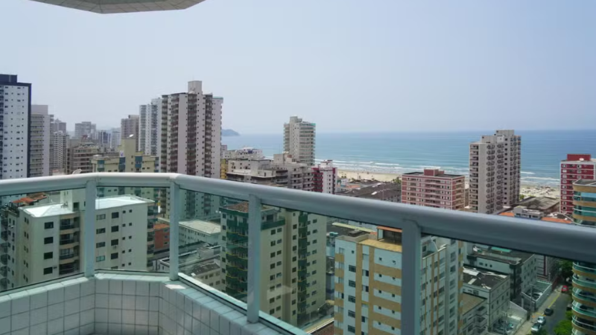 Um idoso de 68 anos morreu após cair do 15º andar de um prédio localizado no bairro Vila Tupi, em Praia Grande, litoral de São Paulo.