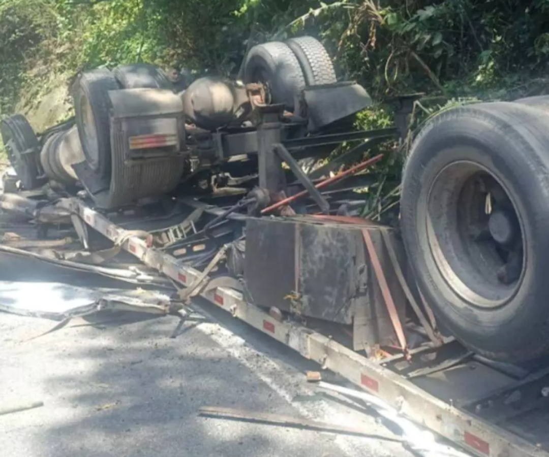 Um acidente envolvendo um caminhão carregado com chapas de aço causou transtornos na Rodovia Anchieta, na altura do km 46, sentido sul...