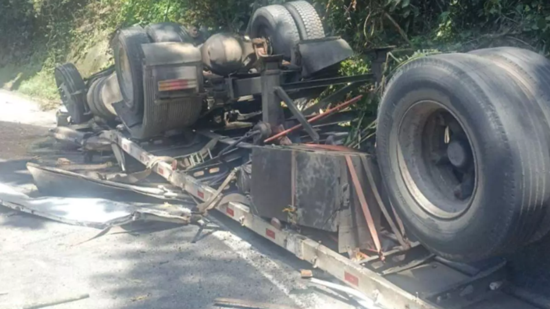 Um acidente envolvendo um caminhão carregado com chapas de aço causou transtornos na Rodovia Anchieta, na altura do km 46, sentido sul...