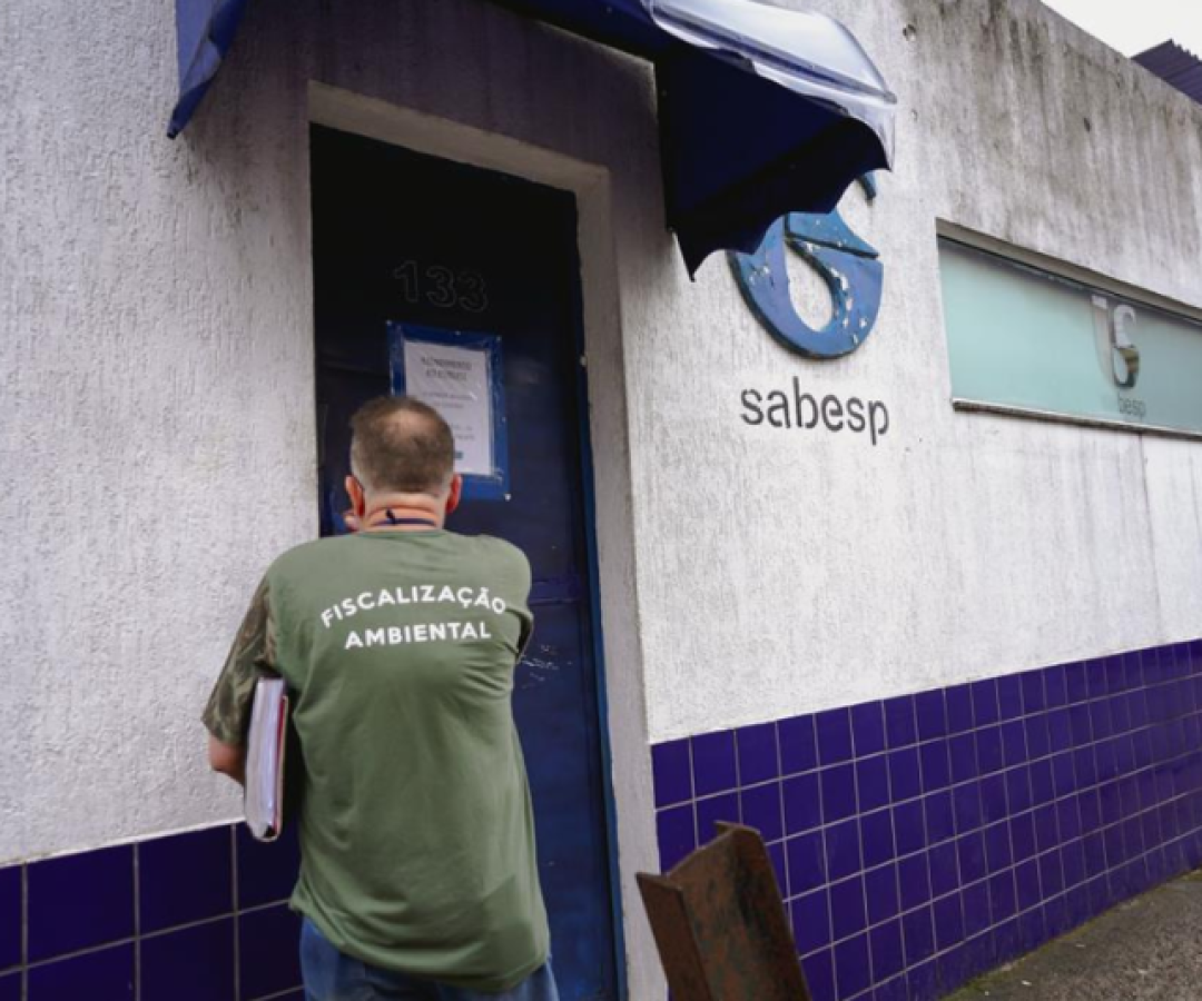 Uma extensa mancha preta e de odor forte foi registrada no mar de Mongaguá, no litoral de São Paulo, na última segunda-feira (17)...