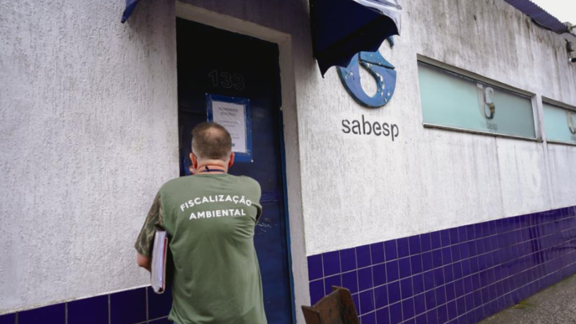 Uma extensa mancha preta e de odor forte foi registrada no mar de Mongaguá, no litoral de São Paulo, na última segunda-feira (17)...