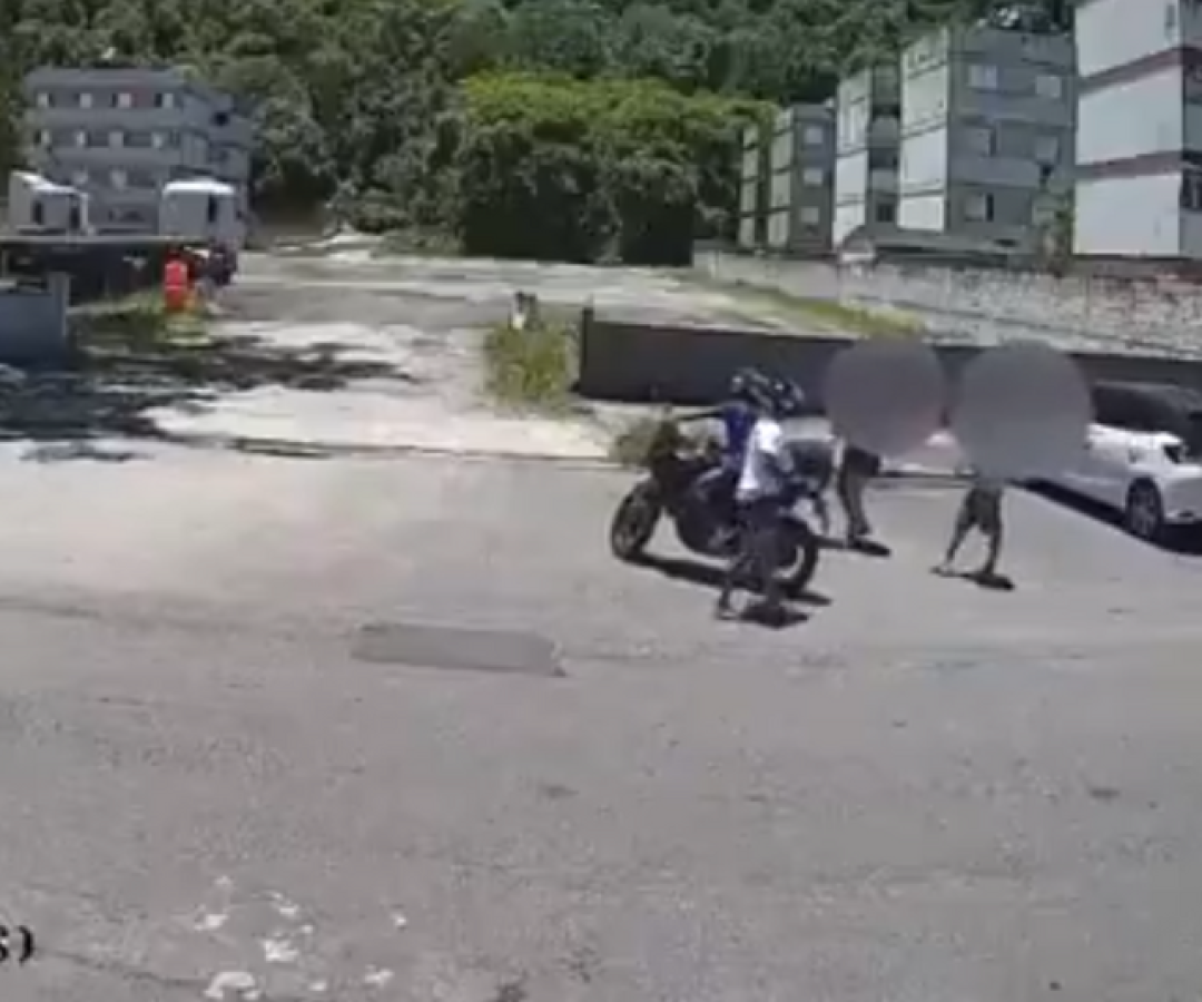 Um casal que passeava com um bebê em um carrinho foi assaltado por dois criminosos armados na manhã de quarta-feira...