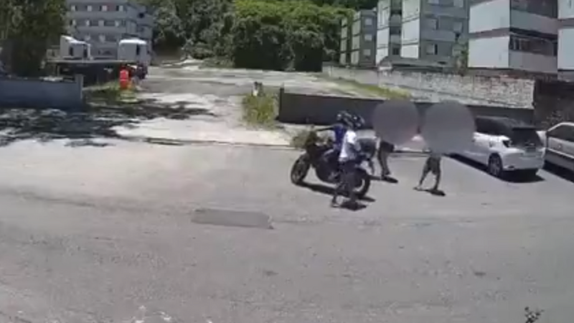 Um casal que passeava com um bebê em um carrinho foi assaltado por dois criminosos armados na manhã de quarta-feira...