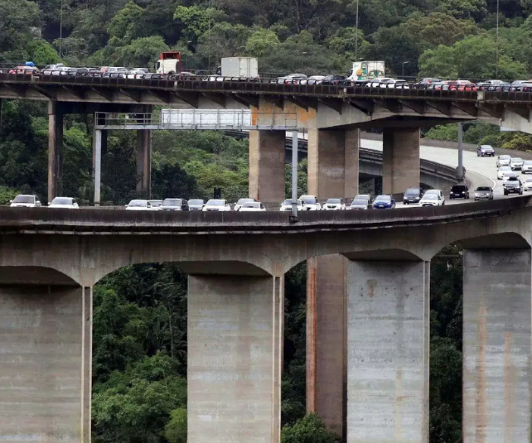 Na manhã desta sexta-feira (21), a Rodovia dos Imigrantes registra congestionamento de 10 km no sentido litoral, entre os km 45 e 55...