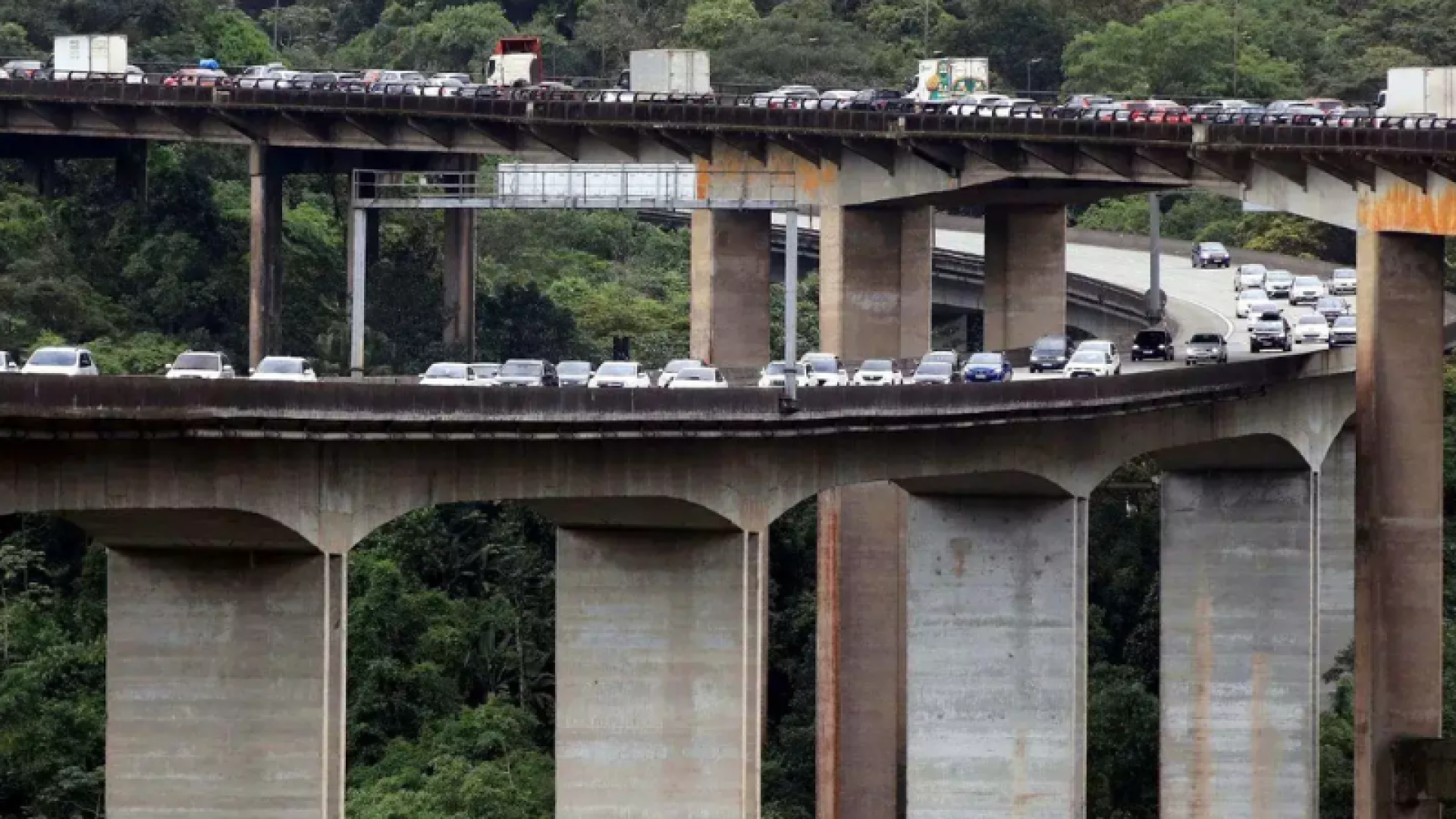 Na manhã desta sexta-feira (21), a Rodovia dos Imigrantes registra congestionamento de 10 km no sentido litoral, entre os km 45 e 55...