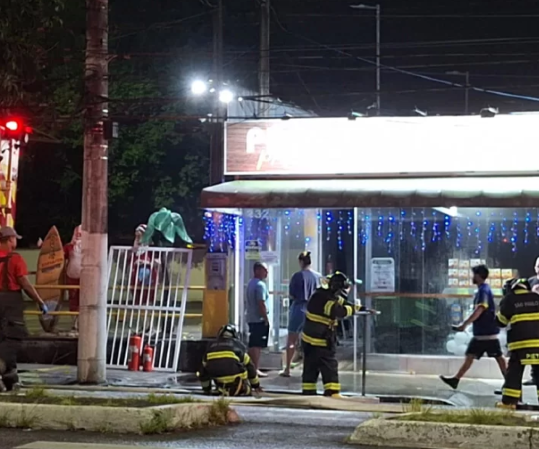 Um princípio de incêndio atingiu uma loja de produtos naturais da Proplastik, na Avenida Pedro Lessa, no bairro Embaré, em Santos...