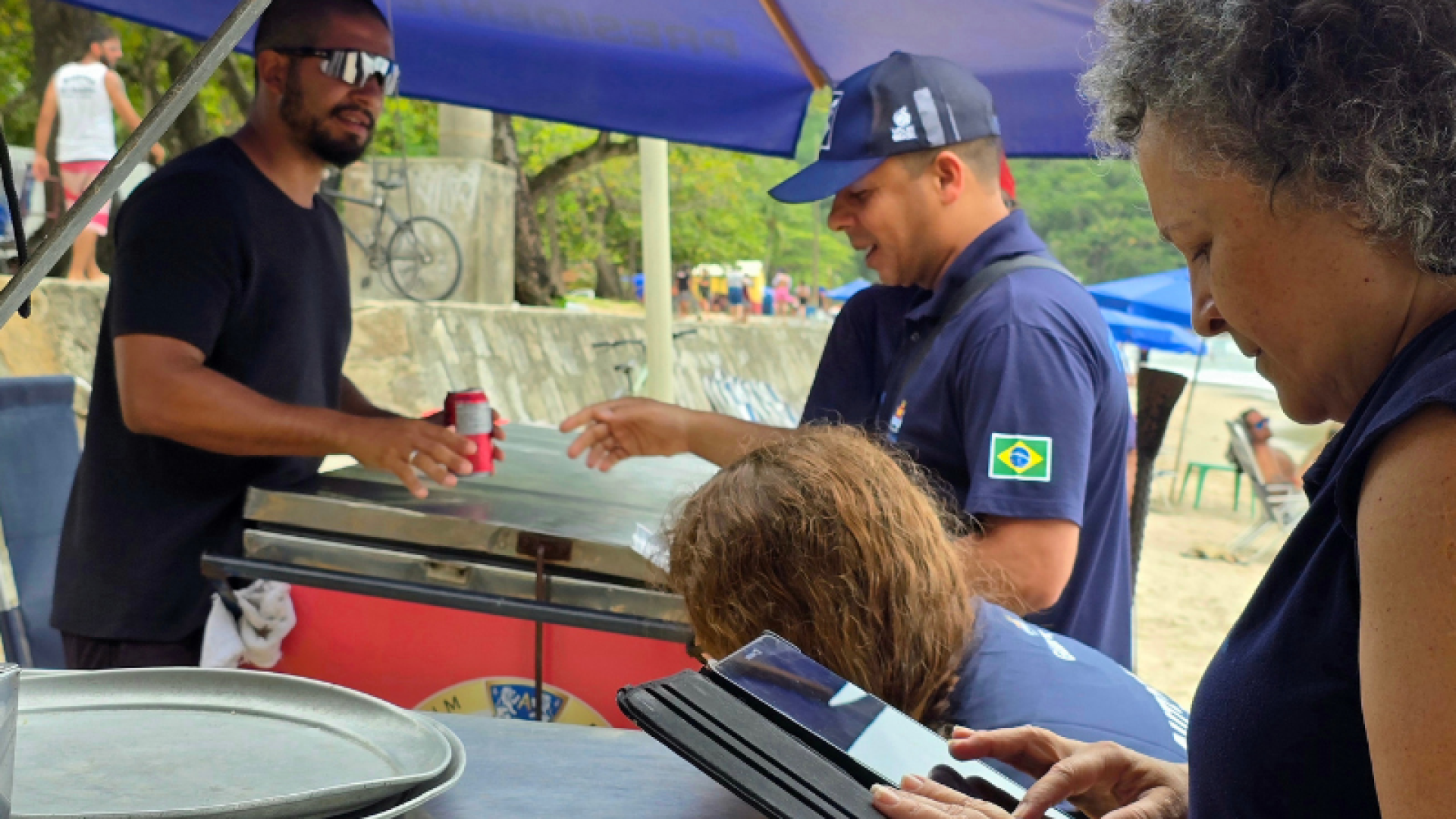 A Prefeitura de Guarujá deu início nesta quinta-feira (18) à Operação Verão em quiosques e carrinhos das principais praias da cidade.