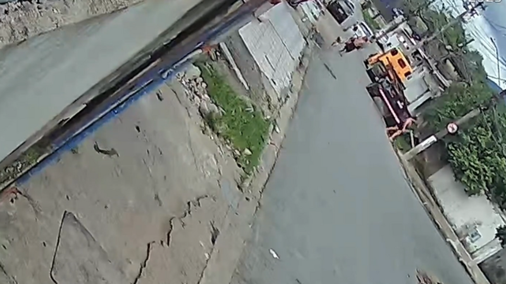 Imagens de câmeras de monitoramento registraram a execução de Eribaldo Andrade Santana, de 43 anos, morto a tiros pelo...