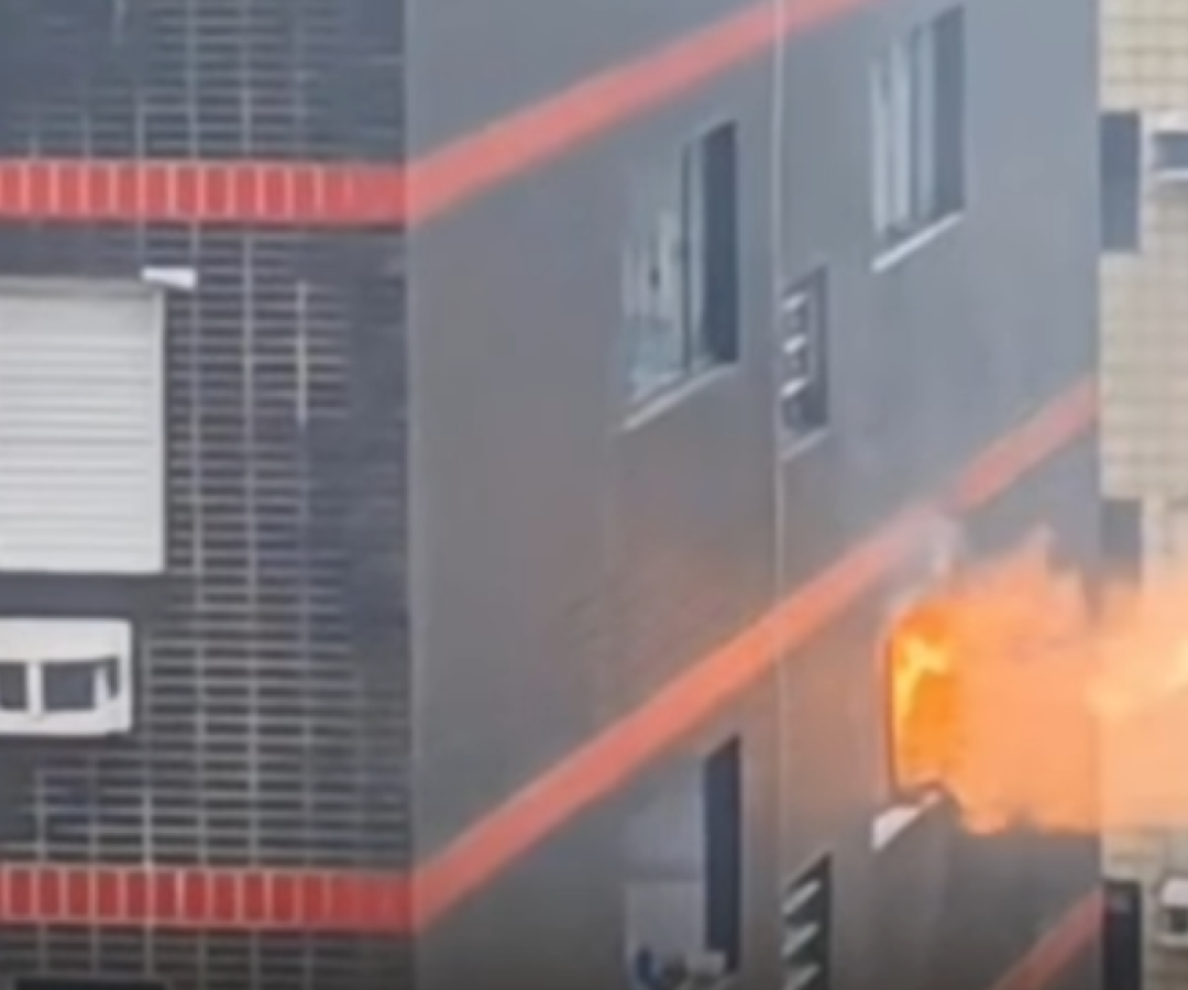 Um incêndio atingiu um apartamento residencial no sexto andar de um prédio localizado na Rua Carajás, nº 61, na Vila Tupi, em Praia Grande...