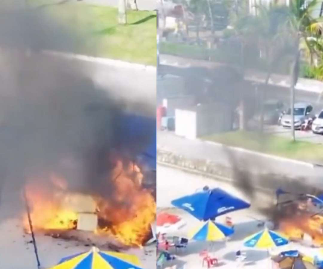 Um incêndio destruiu completamente um carrinho de frutos do mar na faixa de areia da praia da Enseada, em Guarujá (SP)...
