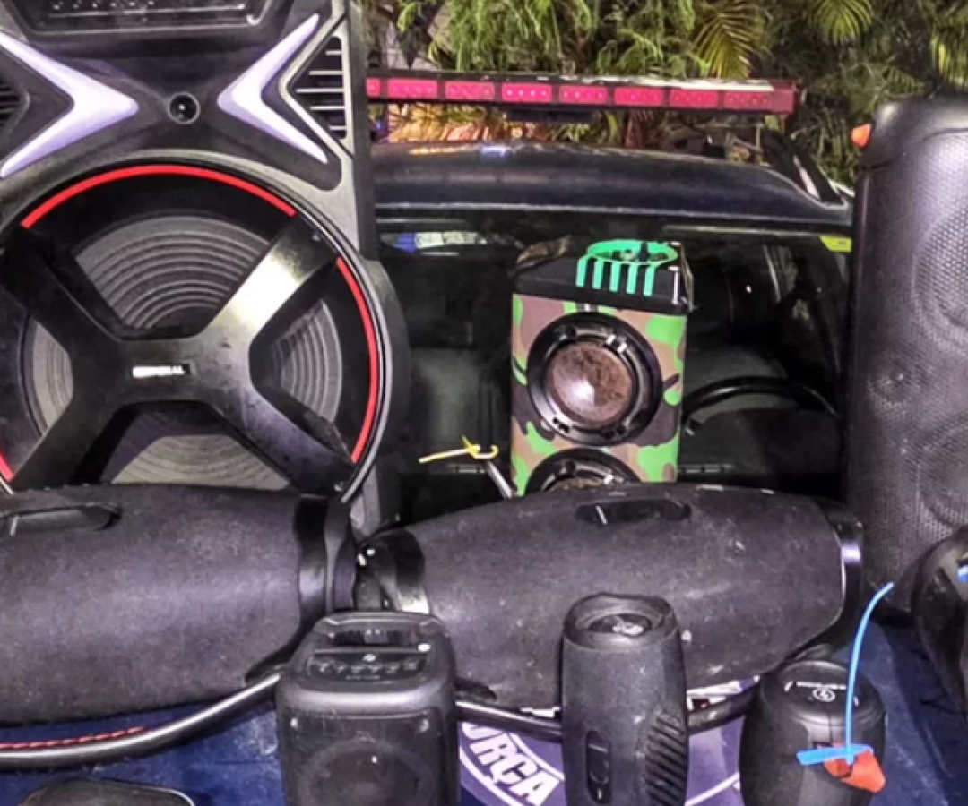 Uma força-tarefa apreendeu 14 caixas de som utilizadas por banhistas na madrugada deste domingo (28), no Canto das Galhetas...