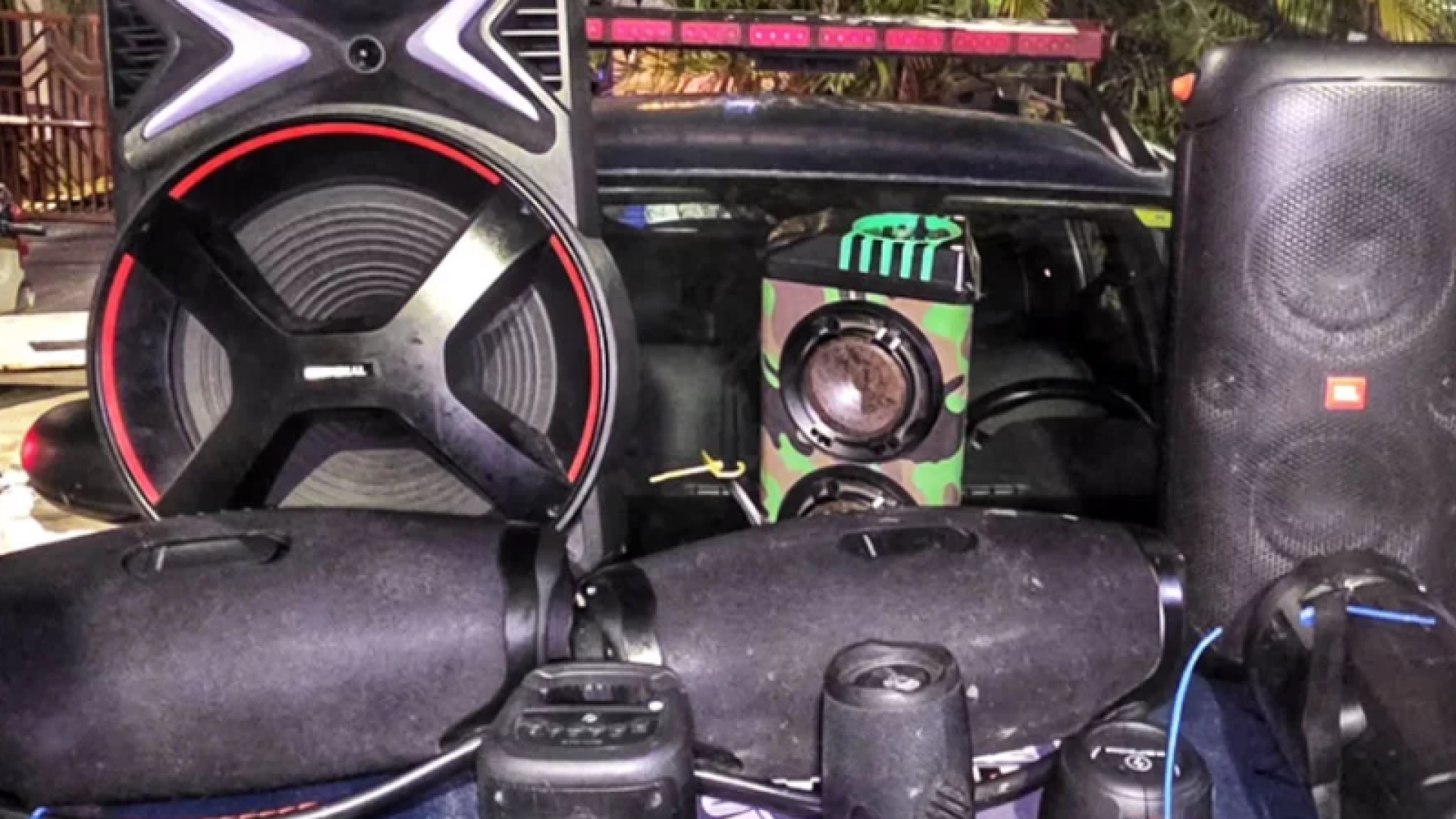 Uma força-tarefa apreendeu 14 caixas de som utilizadas por banhistas na madrugada deste domingo (28), no Canto das Galhetas...