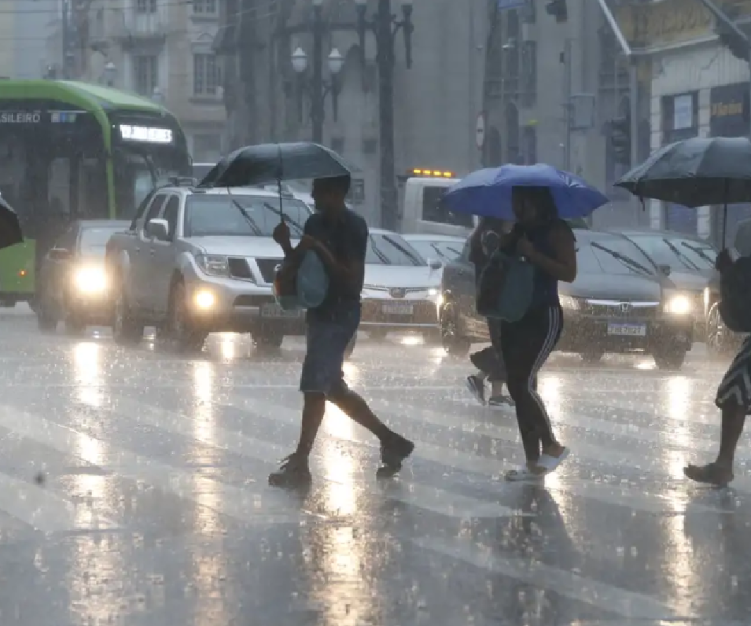 A cidade de São Vicente, no litoral paulista, entra em estado de atenção a partir desta segunda-feira (29) diante da previsão de chuvas...