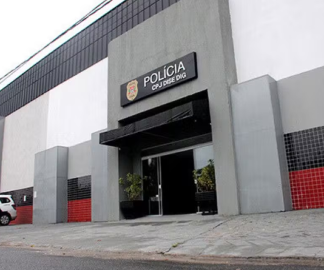 A Polícia Civil prendeu a filha e o genro da mulher de 40 anos esfaqueada e morta dentro de casa na véspera de Natal...