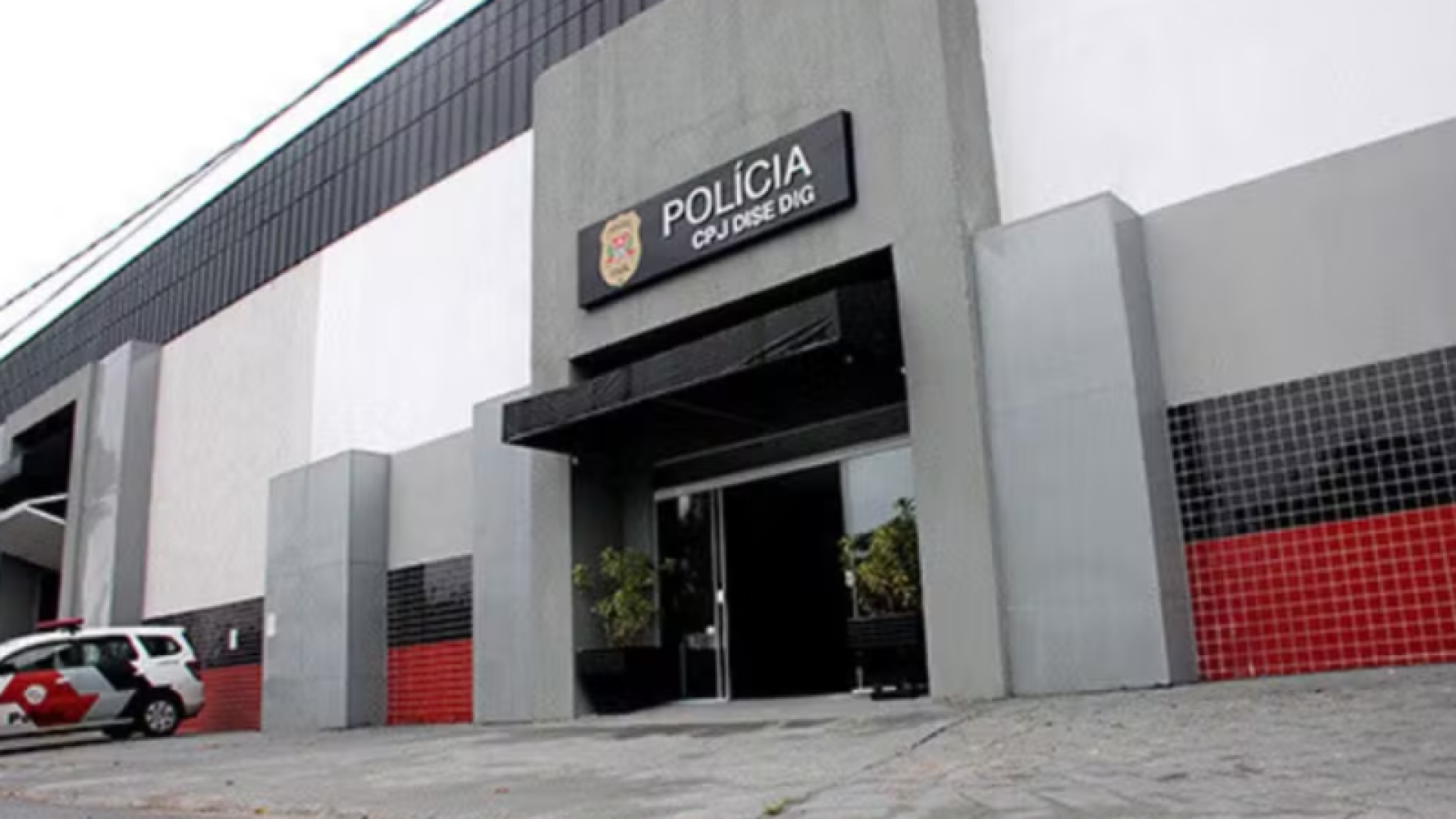 A Polícia Civil prendeu a filha e o genro da mulher de 40 anos esfaqueada e morta dentro de casa na véspera de Natal...