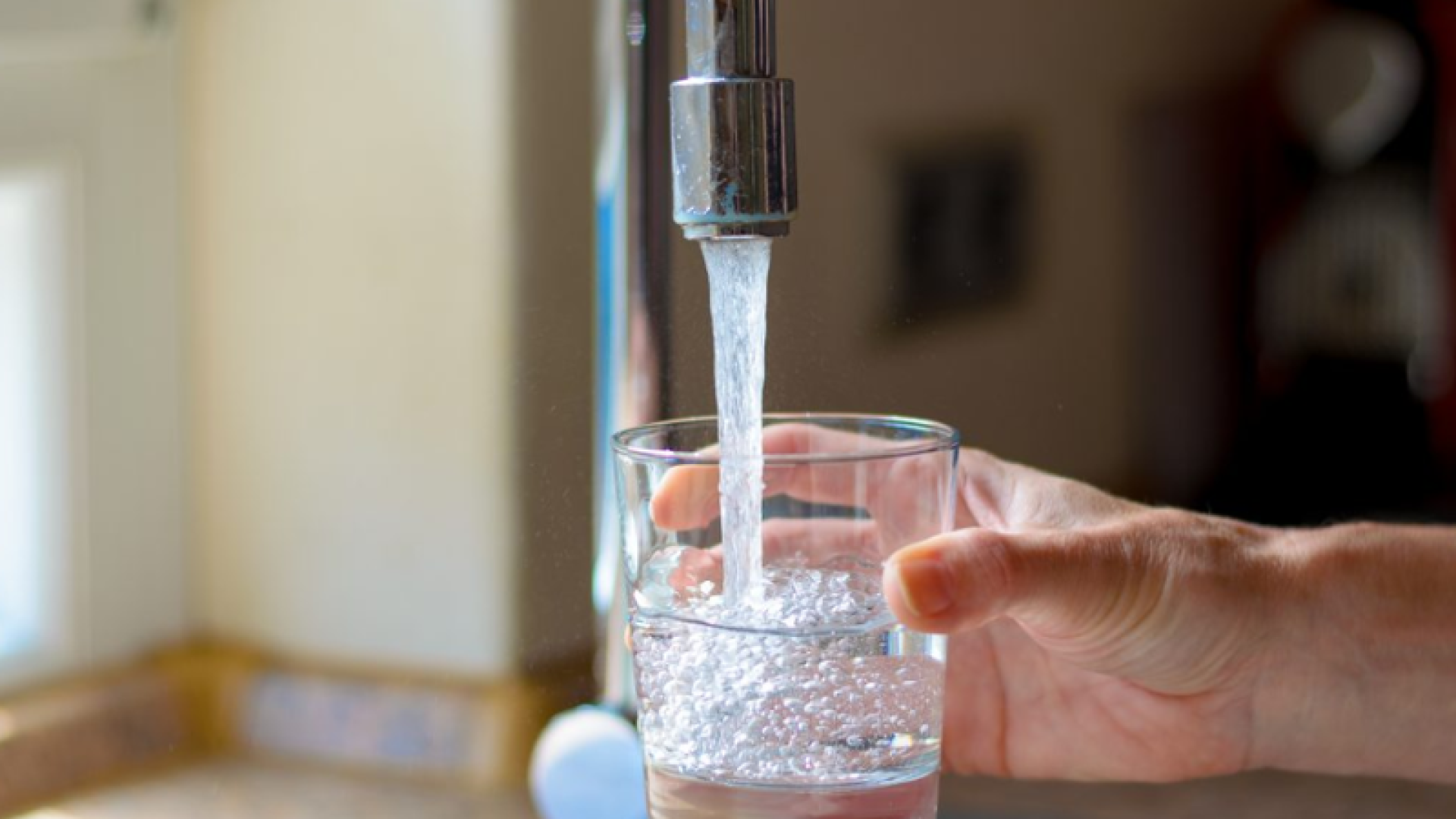 A intensa onda de calor que atinge o Estado de São Paulo provocou um aumento de até 60% no consumo de água na Grande São Paulo...