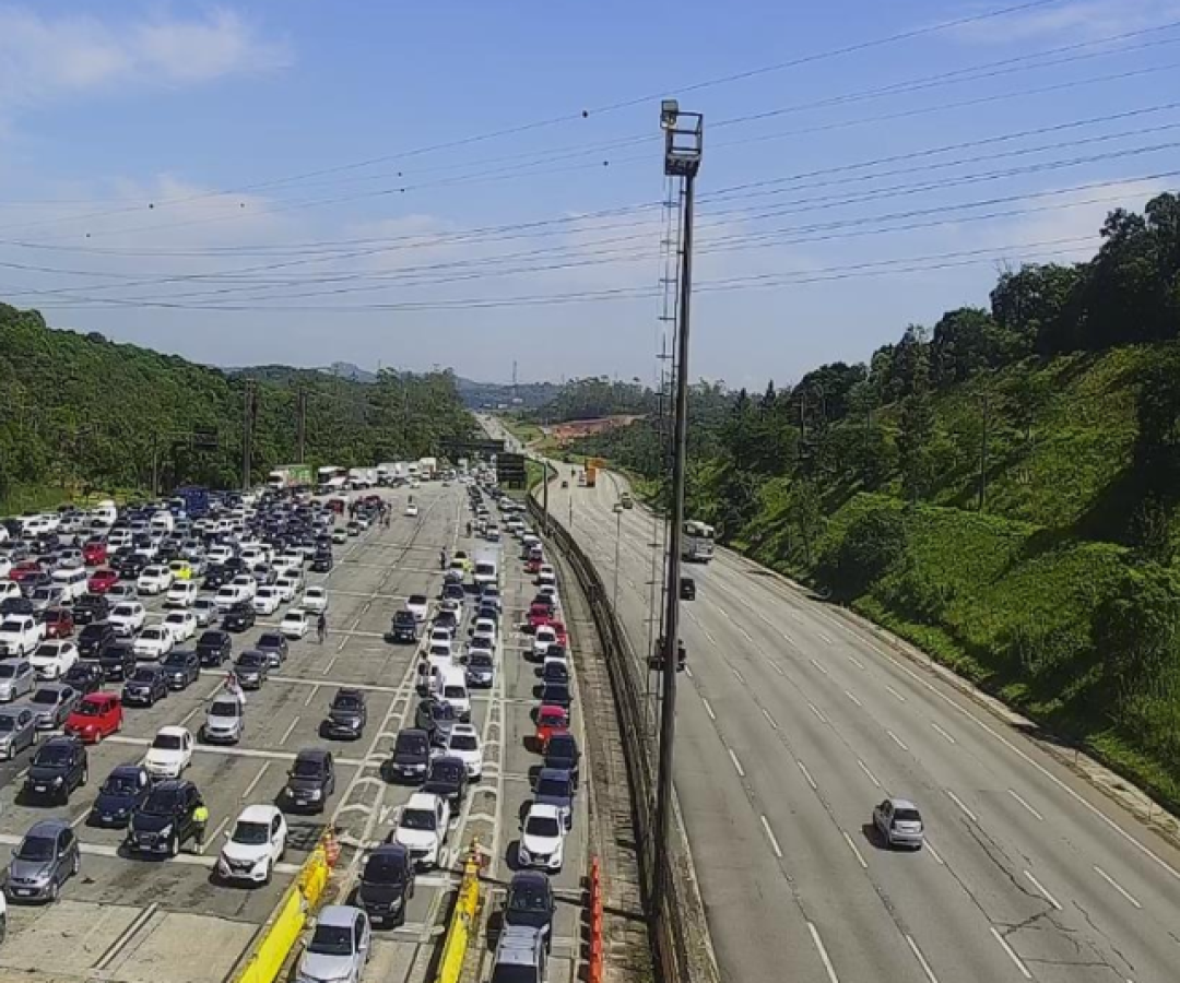 A movimentação intensa de veículos em direção ao litoral paulista provoca congestionamentos de quase 20 quilômetros no Sistema...