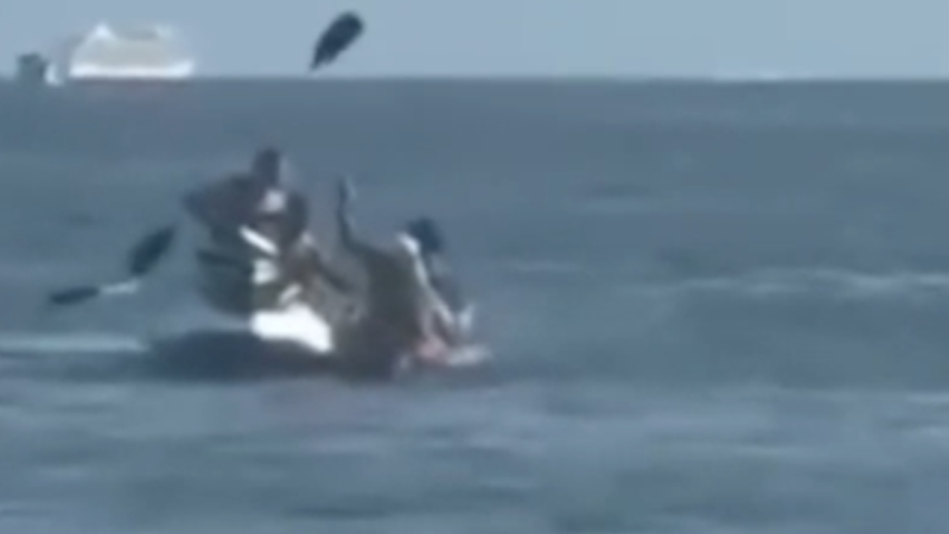 Dois criminosos utilizaram uma moto aquática alugada por R$ 4 mil em uma marina de São Vicente (SP) para assaltar um casal que passeava...