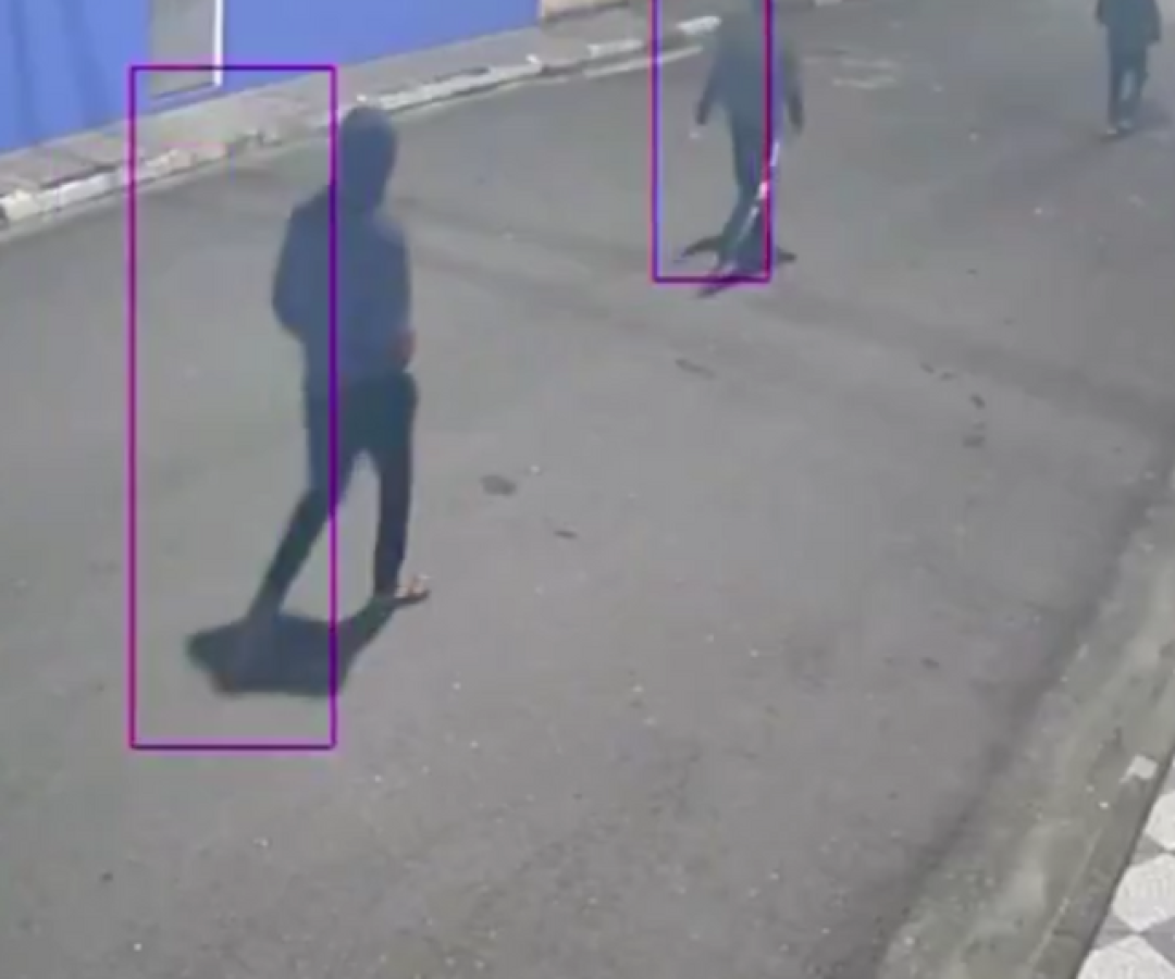 Uma idosa de 73 anos foi feita refém por três criminosos em sua residência no bairro Castelo, em Santos, no litoral de São Paulo...