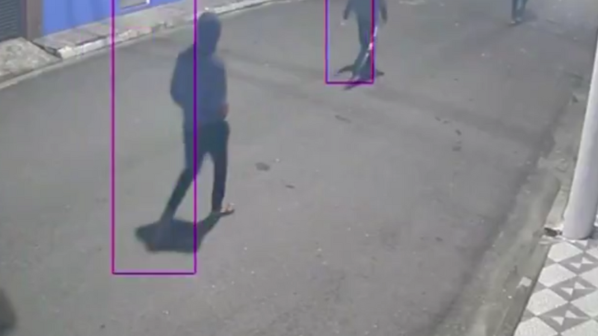 Uma idosa de 73 anos foi feita refém por três criminosos em sua residência no bairro Castelo, em Santos, no litoral de São Paulo...