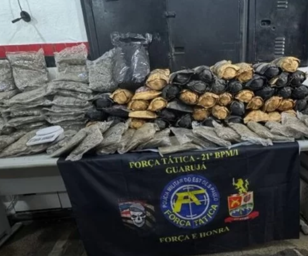 Uma operação da Polícia Militar resultou na apreensão de mais de 100 kg de drogas enterradas em uma área de mata no bairro Perequê...