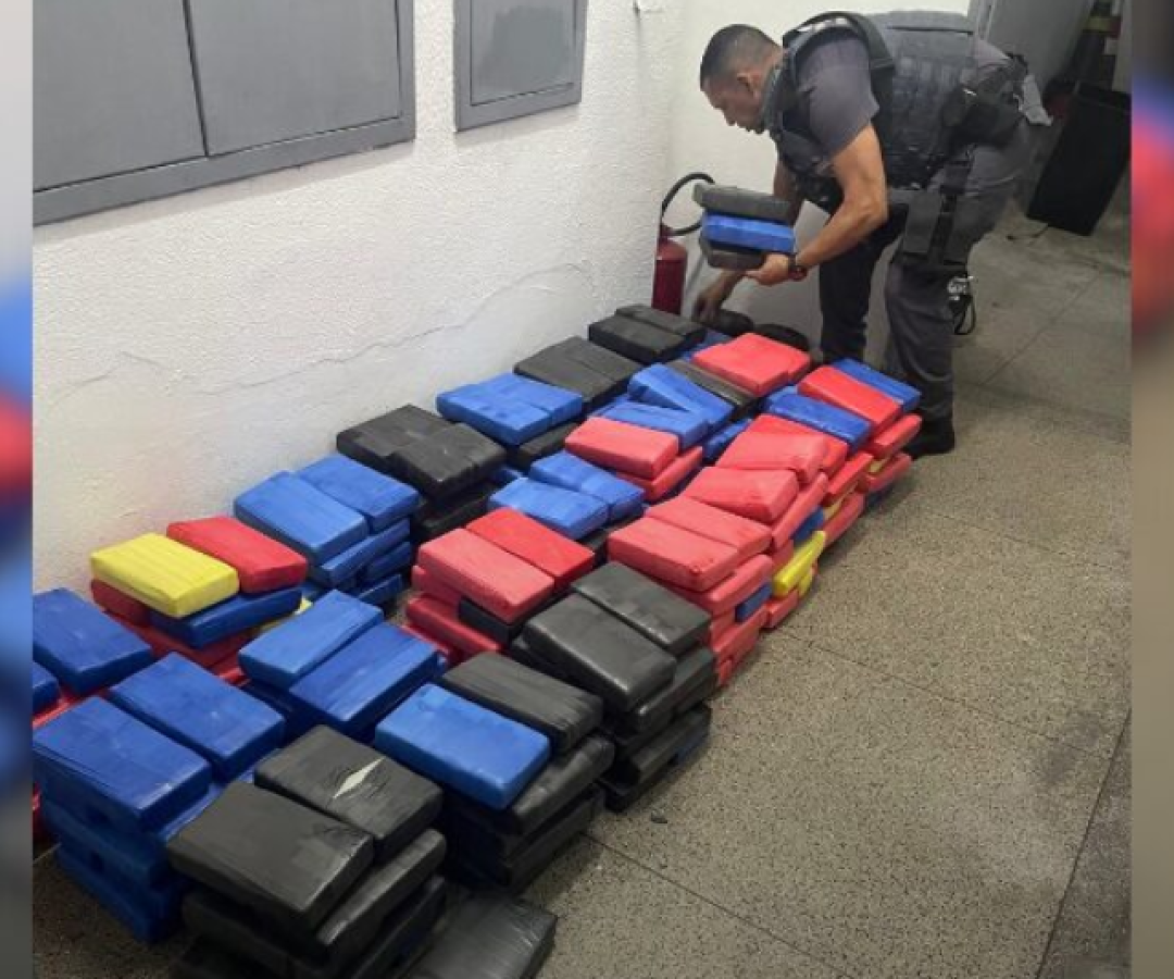Na noite de sábado (18), equipes da Polícia Militar realizaram uma grande apreensão de drogas no bairro Vila Caraguatá...
