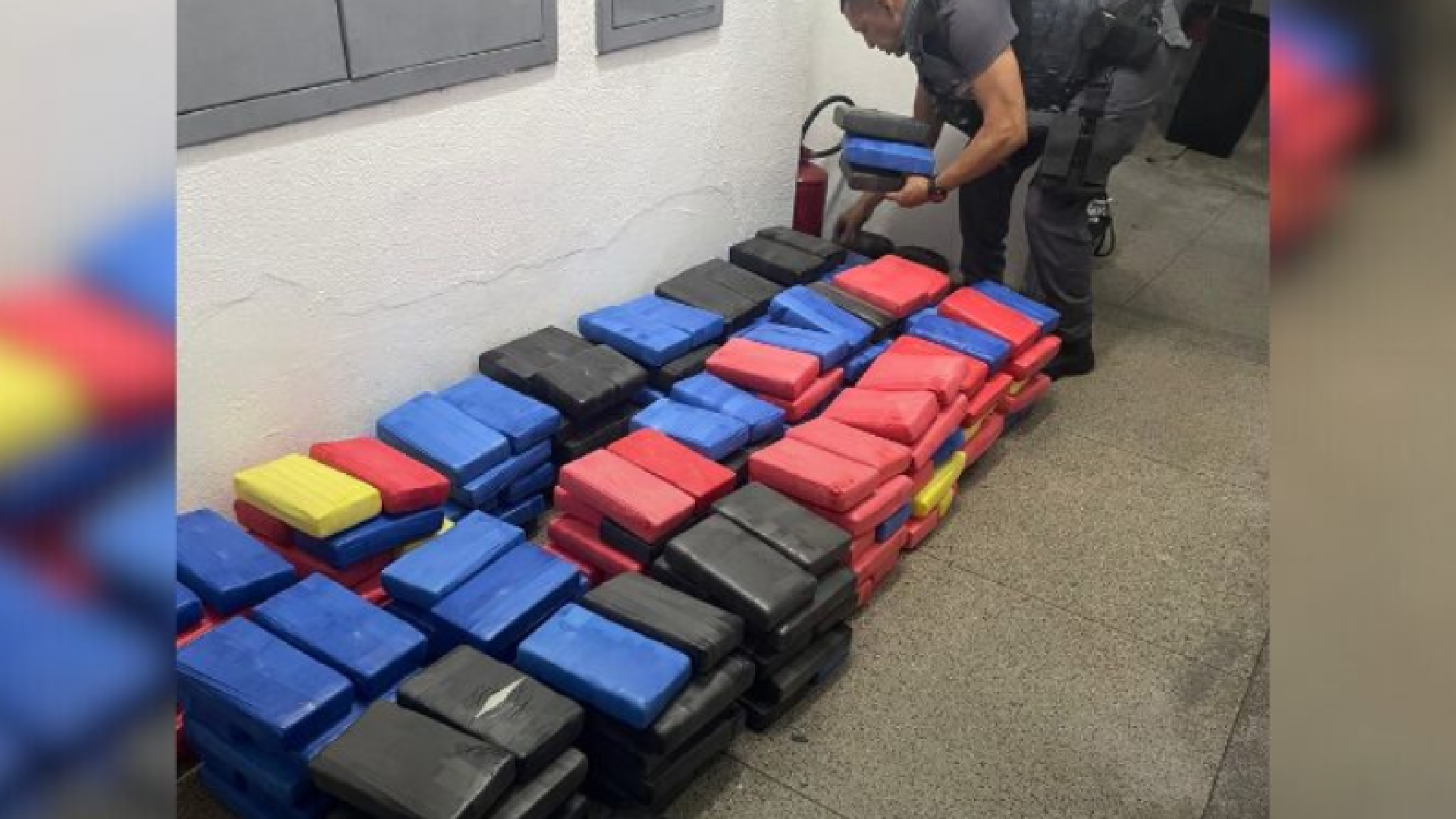 Na noite de sábado (18), equipes da Polícia Militar realizaram uma grande apreensão de drogas no bairro Vila Caraguatá...