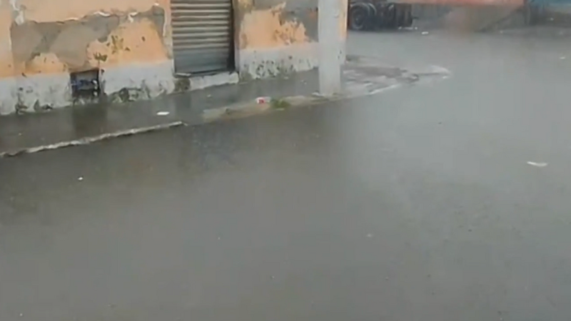 Uma forte chuva atingiu a Baixada Santista na tarde desta segunda-feira (19), provocando alagamentos, quedas de árvores e transtornos...