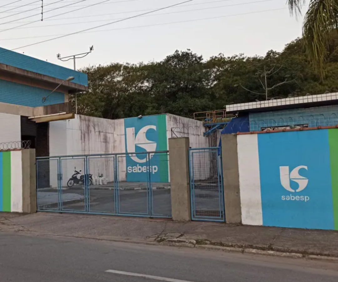 As fortes chuvas que atingiram a Baixada Santista nesta segunda-feira (19) impactaram o sistema de captação e tratamento de água...