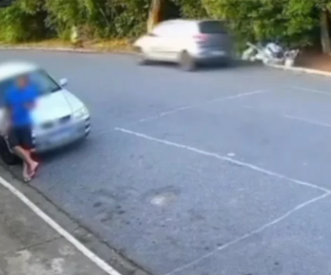 Uma idosa de 84 anos foi atropelada por um homem que dirigia embriagado e sem roupas, na noite de domingo (18), no bairro Bloco D...