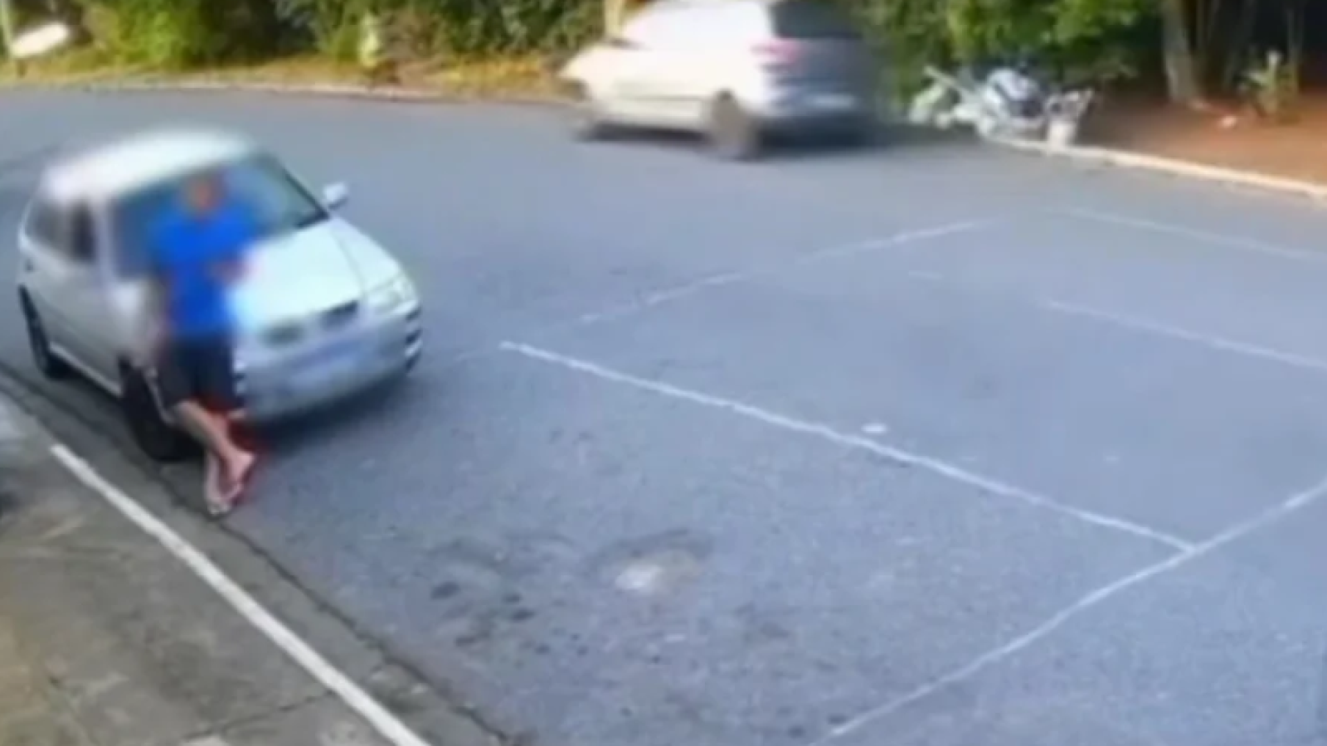 Uma idosa de 84 anos foi atropelada por um homem que dirigia embriagado e sem roupas, na noite de domingo (18), no bairro Bloco D...