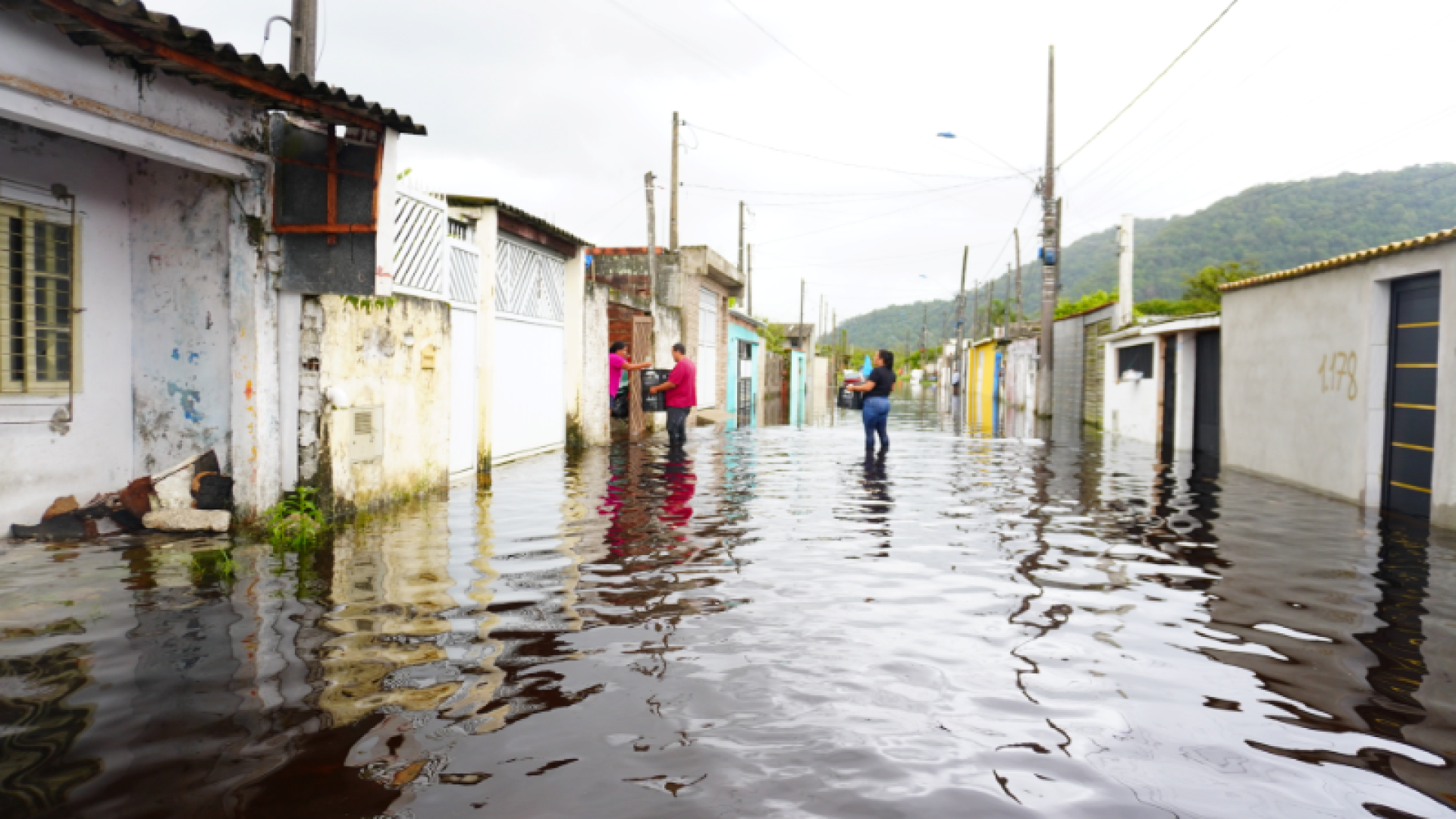 A Prefeitura de Mongaguá, no litoral de São Paulo, decretou situação de emergência nesta quarta-feira (21) em decorrência das fortes...