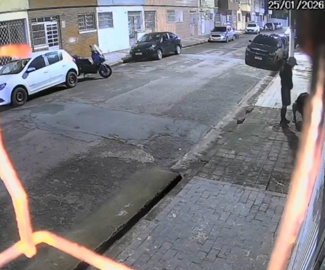 Três homens invadiram um prédio em construção no bairro Macuco, em Santos, na madrugada de domingo (25), e causaram...