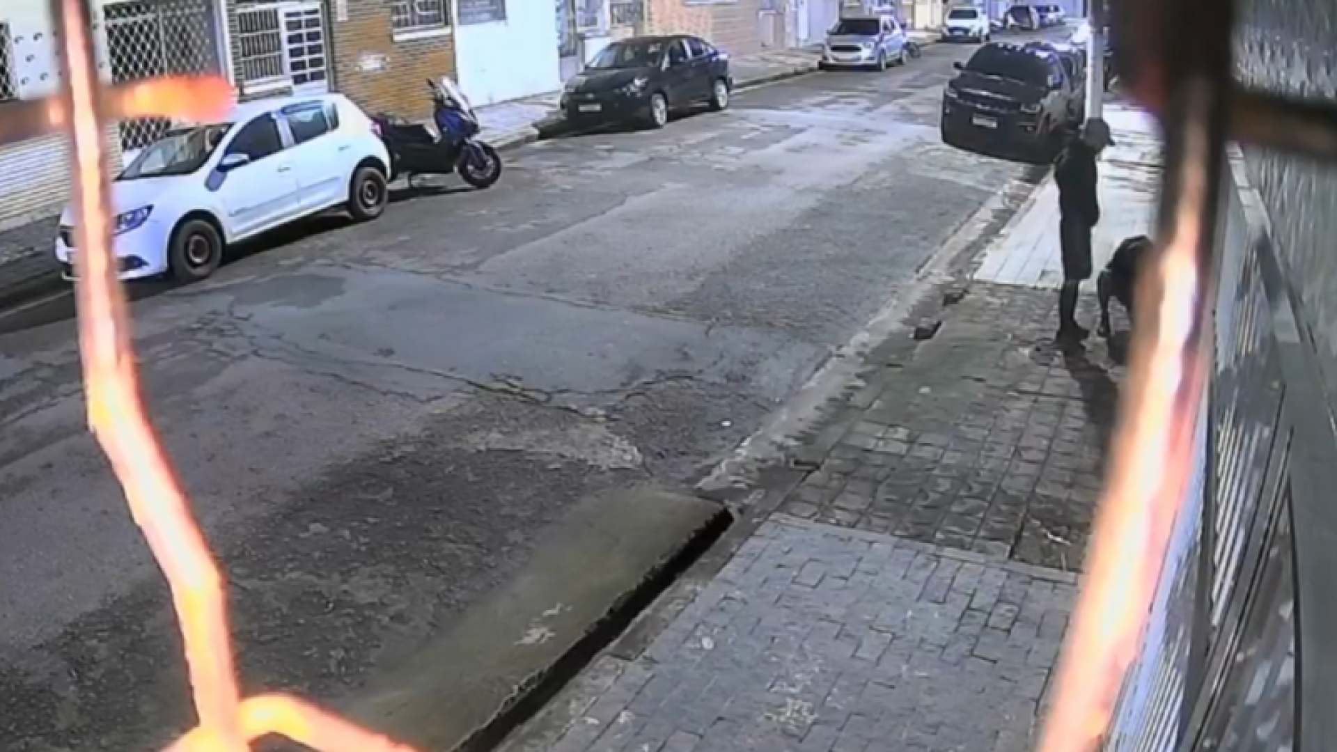 Três homens invadiram um prédio em construção no bairro Macuco, em Santos, na madrugada de domingo (25), e causaram...