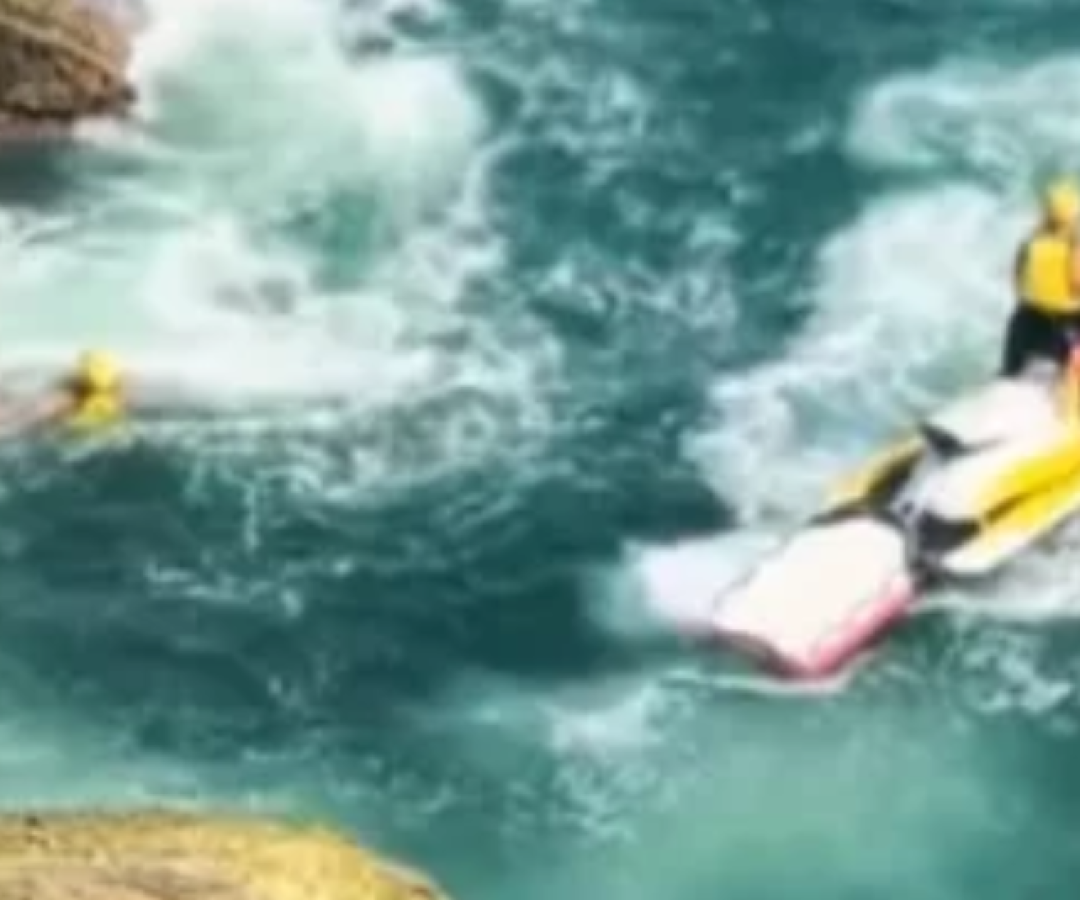 Um homem de 28 anos precisou ser resgatado por guarda-vidas do Grupamento de Bombeiros Marítimo (GBMar) após cair de um caiaque...