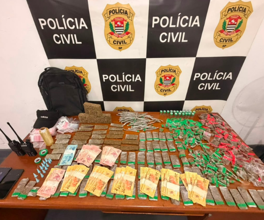 A Polícia Civil prendeu em flagrante, na noite de terça-feira (29), um homem de 21 anos que era procurado pela Justiça durante uma ação...