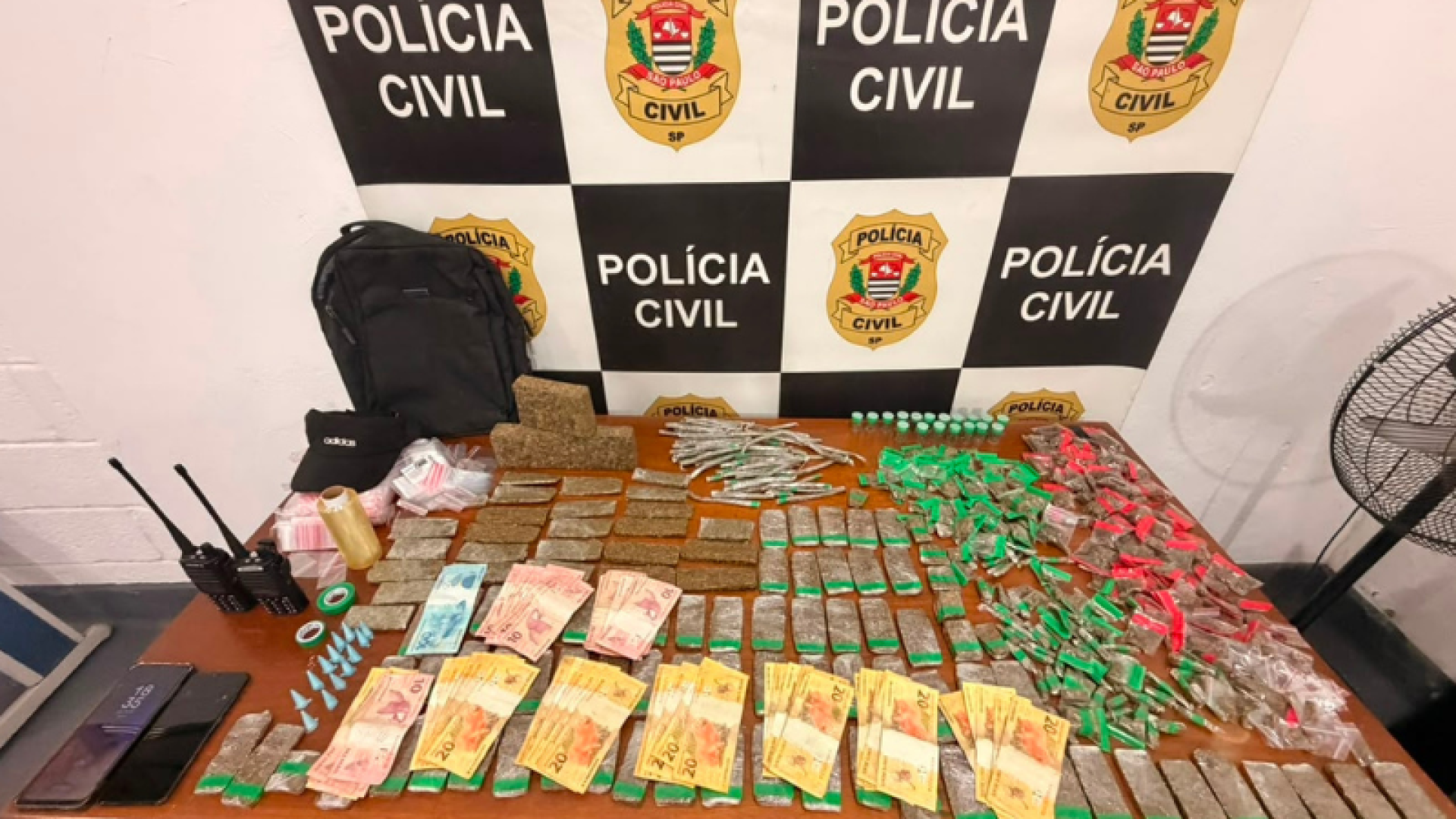 A Polícia Civil prendeu em flagrante, na noite de terça-feira (29), um homem de 21 anos que era procurado pela Justiça durante uma ação...