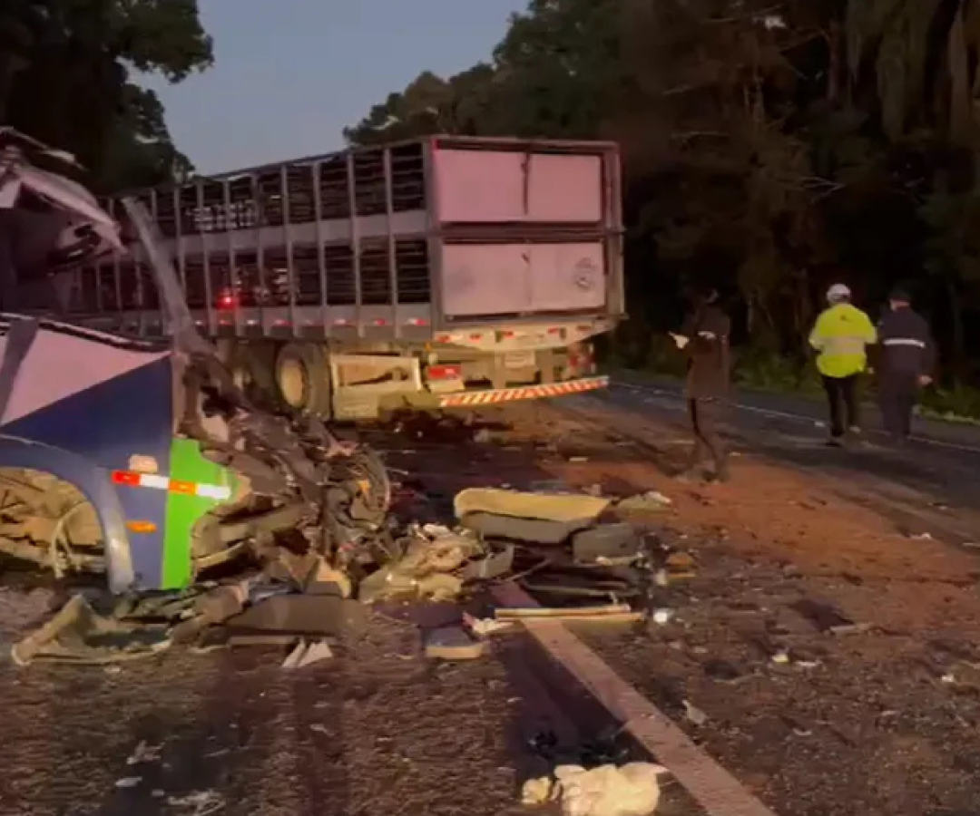 Um acidente entre um micro-ônibus da Secretaria de Saúde de Imbituva e uma carreta deixou 23 mortos e cinco feridos na madrugada...