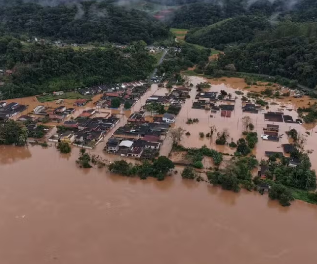 O nível do Rio Ribeira de Iguape seguia em elevação em diferentes pontos do Vale do Ribeira, segundo a Defesa Civil Estadual...