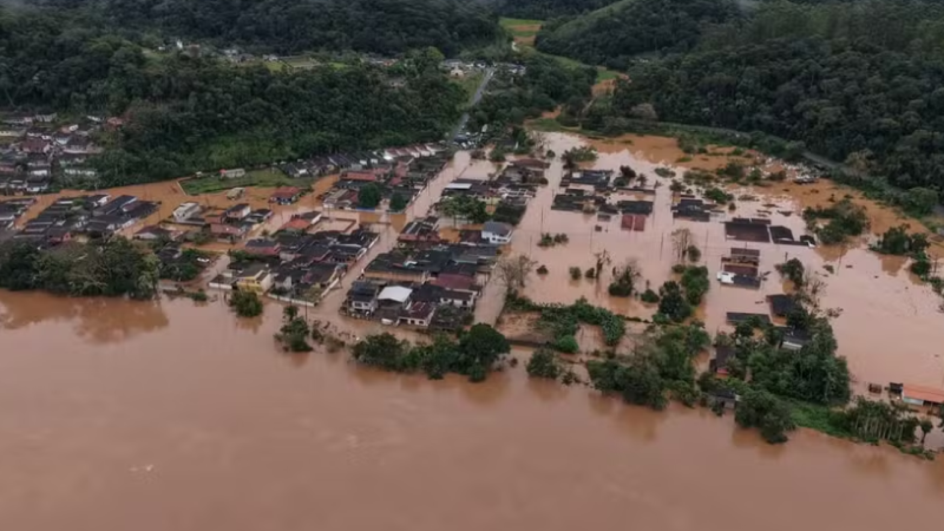 O nível do Rio Ribeira de Iguape seguia em elevação em diferentes pontos do Vale do Ribeira, segundo a Defesa Civil Estadual...