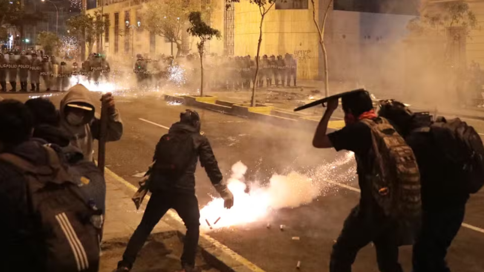O governo interino do Peru anunciou que vai impor estado de emergência em Lima e na vizinha Callao após os protestos violentos...